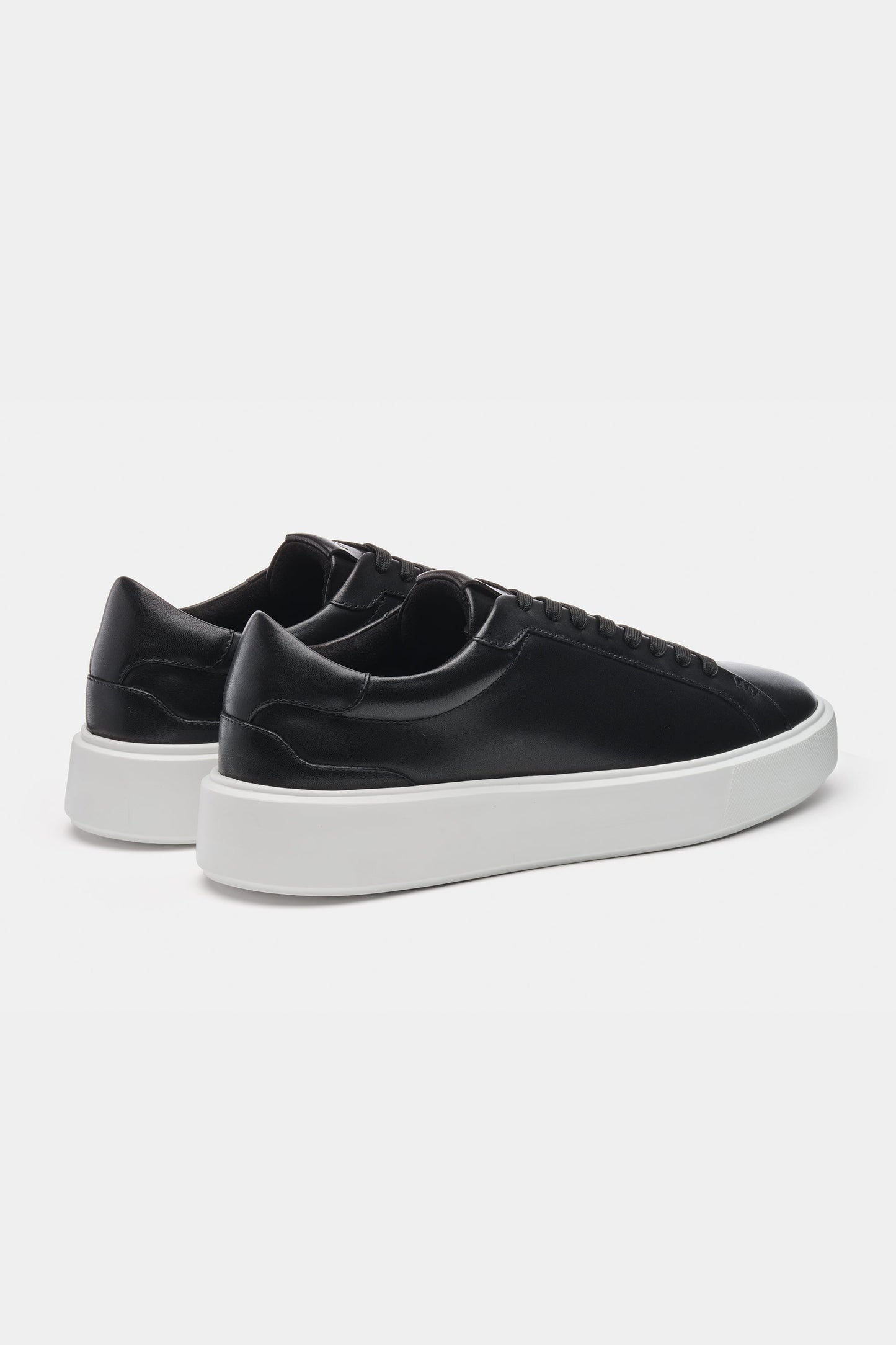 THE CLASSIC LEATHER TRAINER