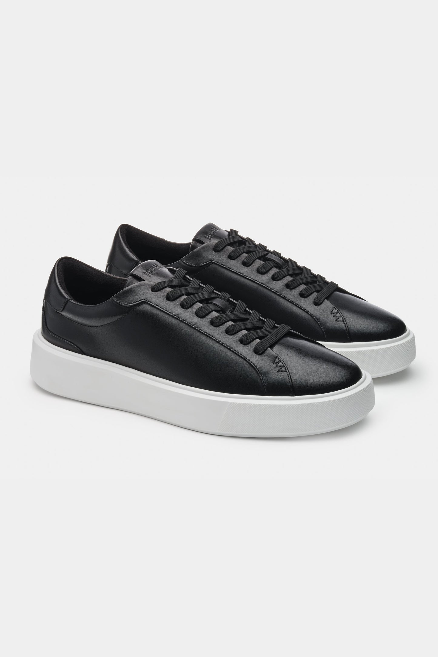 THE CLASSIC LEATHER TRAINER